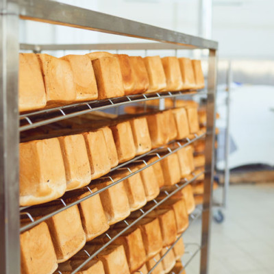 乙氧基化的单甘油和甘油二酯是用于烘焙工业的非离子乳化剂，以改善面包的体积。