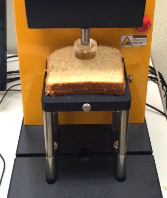 在纹理分析仪上测试一片面包。