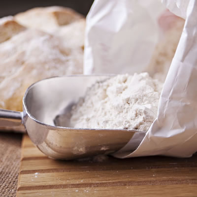 面包粉是一种高蛋白面粉，专门用于制作发酵面包。